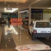 Shopping libera carros nos corredores das lojas para compras