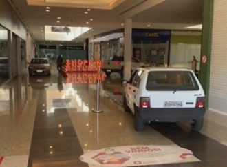 Shopping libera carros nos corredores das lojas para compras