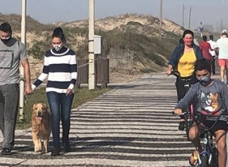 Apesar de risco para coronavírus, domingo de sol e calor leva público às praias gaúchas