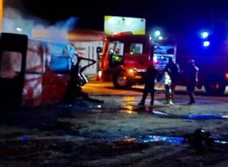 Acidente entre carro e ambulância deixa duas pessoas mortas na BR-290, em Rosário do Sul