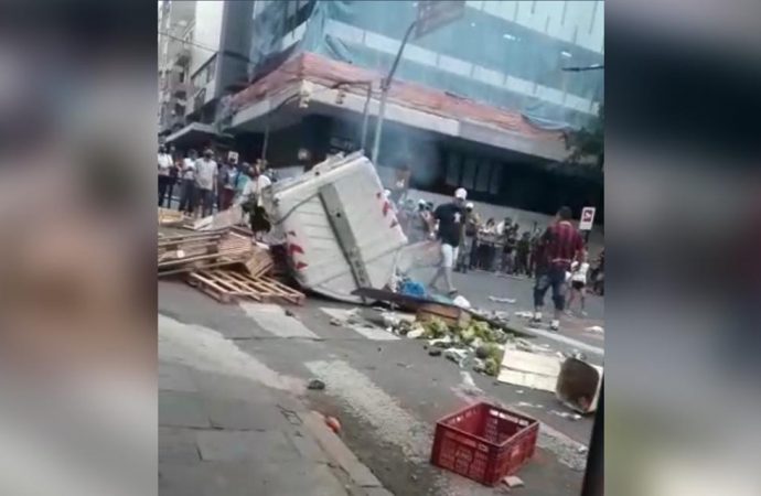 VÍDEO: Protesto no centro de Porto Alegre