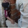 Bombeiros salvam criança que ficou com a cabeça presa em vão entre paredes da casa