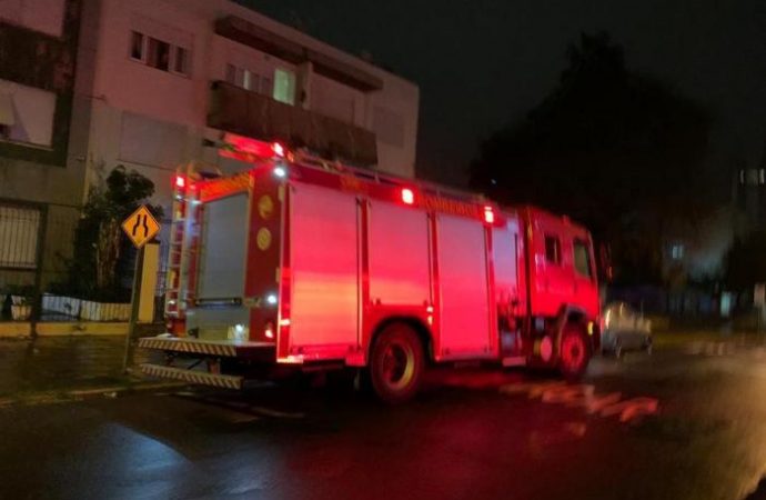 Mulher morre em incêndio em apartamento em Porto Alegre