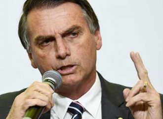 Bolsonaro desobriga uso de máscaras em templos religiosos e escolas
