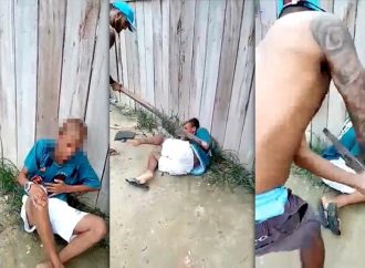 Jovem apanha com perna-manca após bater na própria mãe; veja vídeo