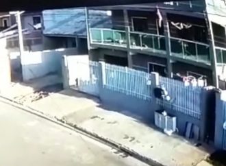 Vídeo: câmera registra vizinho salvando criança que caiu do 3º andar de prédio