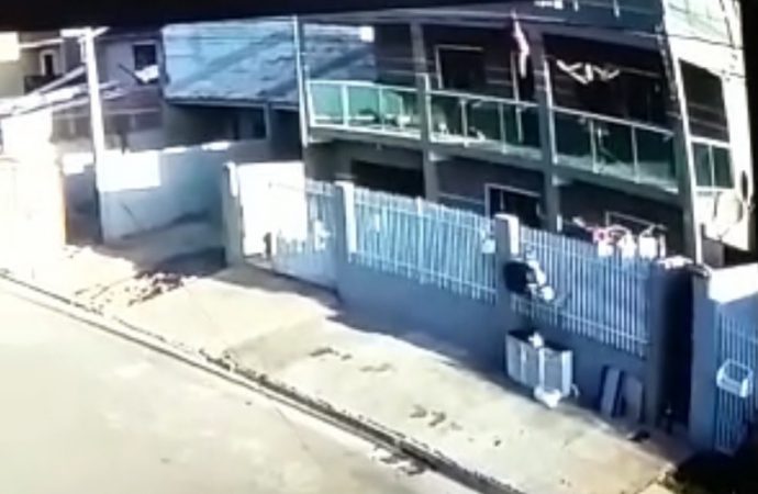 Vídeo: câmera registra vizinho salvando criança que caiu do 3º andar de prédio