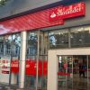 Banco Santander demite 20 pessoas por dia útil em junho