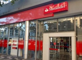 Banco Santander demite 20 pessoas por dia útil em junho
