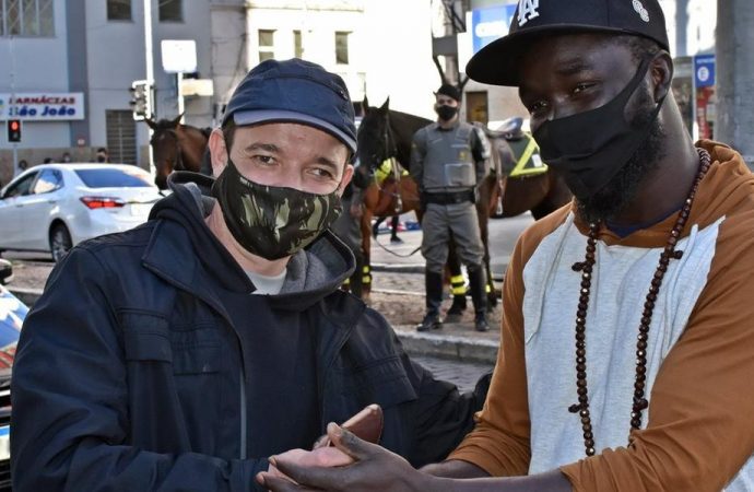 Senegalês encontra carteira com dinheiro e devolve ao dono em Caxias do Sul