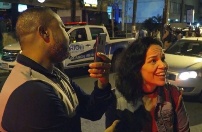 Mulher que humilhou fiscal em bar lotado no Rio de Janeiro é demitida