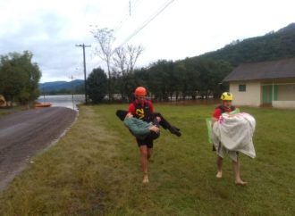 VÍDEO: Bombeiros resgatam idosos ilhados por causa de ciclone no Rio Grande do Sul