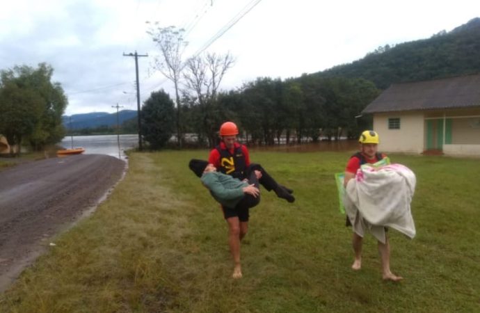 VÍDEO: Bombeiros resgatam idosos ilhados por causa de ciclone no Rio Grande do Sul