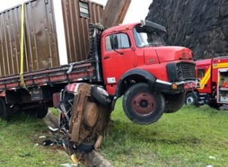 Acidente entre caminhão e carro deixa uma pessoa morta na ERS-480