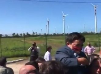 Vídeo: Bolsonaro ergue anão e cena viraliza. Assista