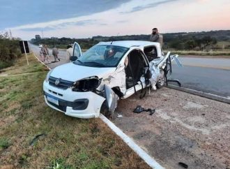 Mulher morre em acidente entre veículo da Secretaria de Saúde de Dom Pedrito e ônibus na BR-293