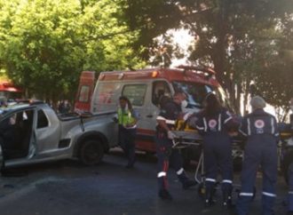 VÍDEO: Homem morre após veículo ser atingindo por ônibus em Porto Alegre