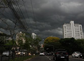 ATENÇÃO: final de semana terá umidade, temporal, raios e até granizo