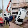 VÍDEO: Carro cai no Guaíba e motorista é resgatado