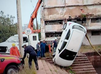 VÍDEO: Carro cai no Guaíba e motorista é resgatado