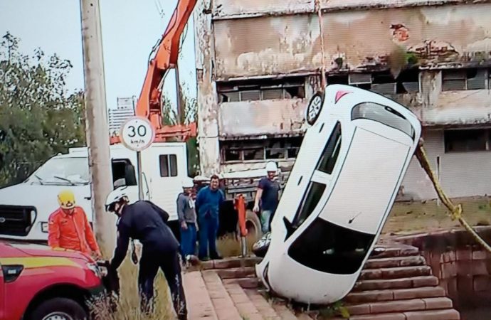 VÍDEO: Carro cai no Guaíba e motorista é resgatado