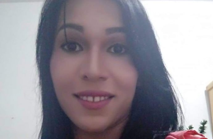 Transexual de 27 anos é morta a facadas e jogada do 7º andar de prédio