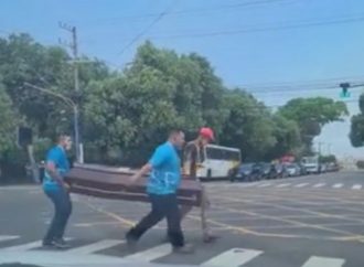 VÍDEO: Caixão com morto cai de carro funerário e para o trânsito