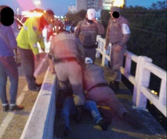 Homem ameaçava se jogar de ponte em Cachoeirinha