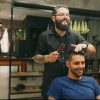 Barbeiros raspam o cabelo para apoiar cliente que descobriu câncer no dia do aniversário