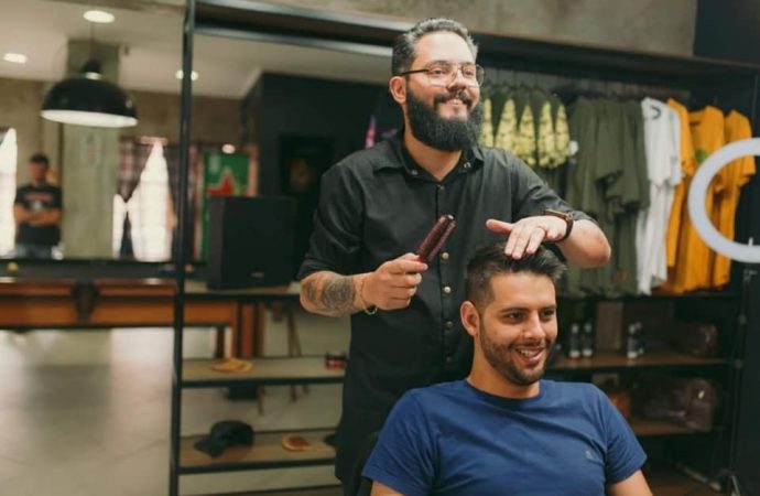 Barbeiros raspam o cabelo para apoiar cliente que descobriu câncer no dia do aniversário