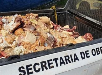 Após denúncia, dois mercados são interditados com 460kg de carne