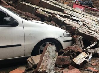 URGENTE: muro desaba e atinge três casas em Sapucaia do Sul