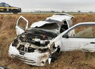 Moradores de Canoas ficam feridos após carro capotar