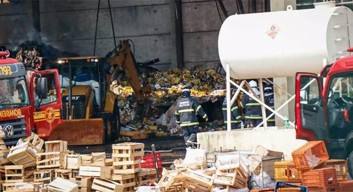 Fogo em atacadão consumiu toneladas de produtos; pior incêndio na Capital