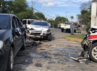 Grave acidente entre três carros deixa ferido em Canoas