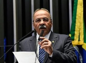 Senador Chico Rodrigues pede para deixar vice-liderança do governo.