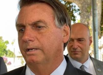 ‘Não dá pra ficar muito mais tempo com auxílio’, diz Bolsonaro