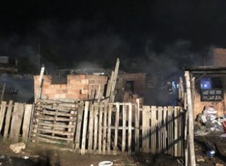 AGORA A NOITE: incêndio destrói quatro residências no Bairro Guajuviras, em Canoas