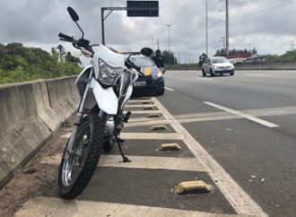 Motociclista morre após cair da moto