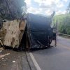 Motorista morre após colisão entre dois caminhões