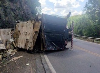 Motorista morre após colisão entre dois caminhões