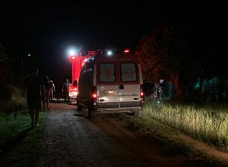 Homem fica com a perna presa em grade ao tentar pular muro