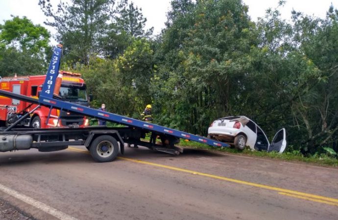 Carro colide em árvore, cai de barranco e motorista morre