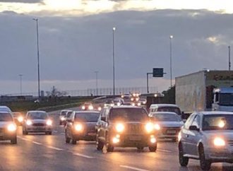 SAÍDA PARA O FERIADÃO: muitos carros na Freeway em direção ao Litoral Norte