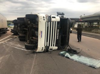 Carreta carregada com MDF tomba e deixa trânsito lento na chegada a Canoas