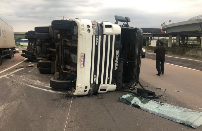 Carreta carregada com MDF tomba e deixa trânsito lento na chegada a Canoas