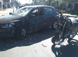 Carro e moto colidem na Florianópolis, em Canoas