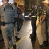 Bêbado em Canoas, motorista pede para policiais e agentes de trânsito deixarem ele voltar pra casa