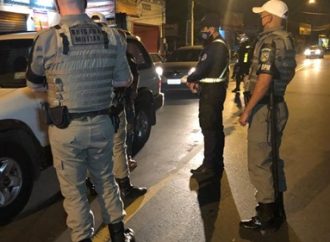 Bêbado em Canoas, motorista pede para policiais e agentes de trânsito deixarem ele voltar pra casa