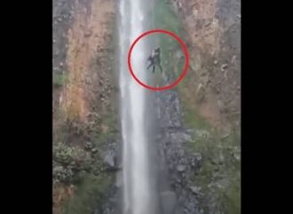 Vídeo: Instrutores caem de 60 metros de altura em cachoeira.